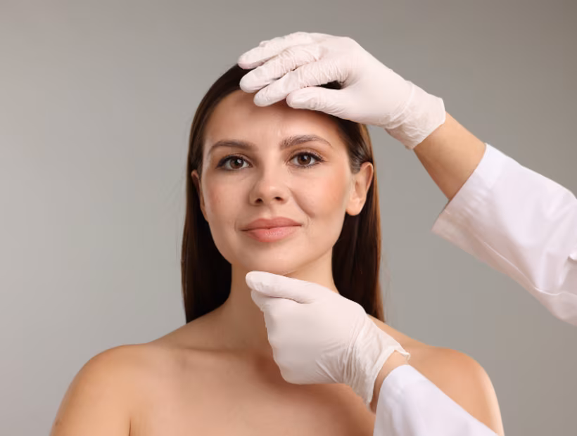Aplicación de botox en consultorio del Dr. Hermes Gamba en Colombia