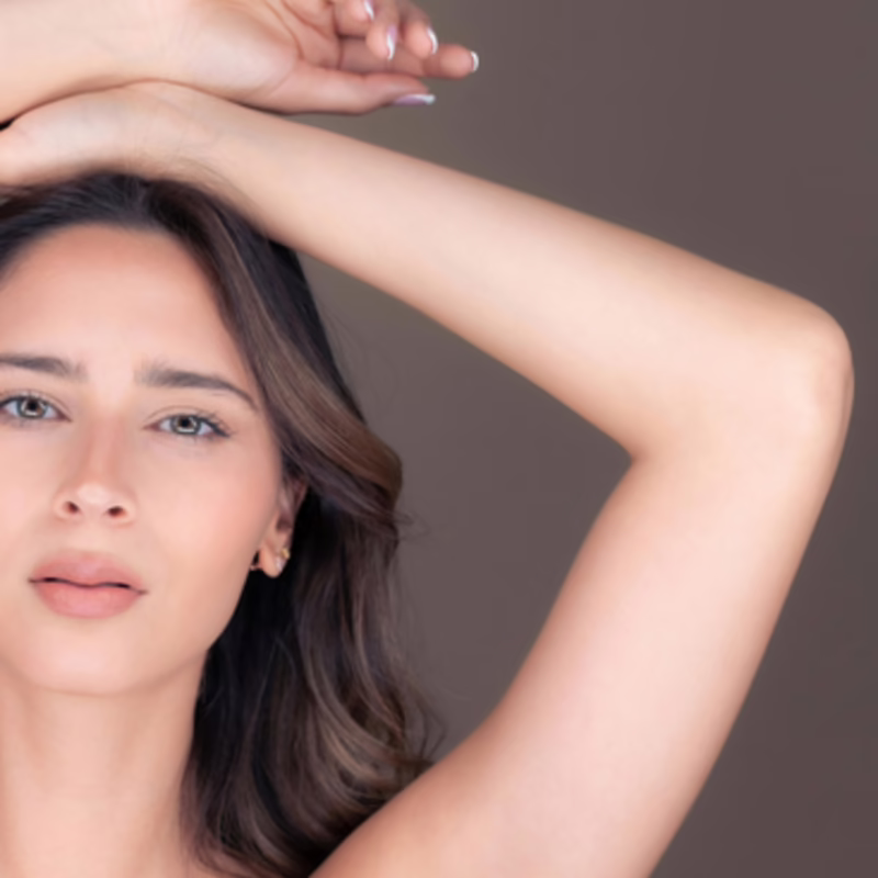 Candidata a braquioplastia por piel sobrante en brazos tras pérdida de peso — Dr. Hermes Gamba Colombia