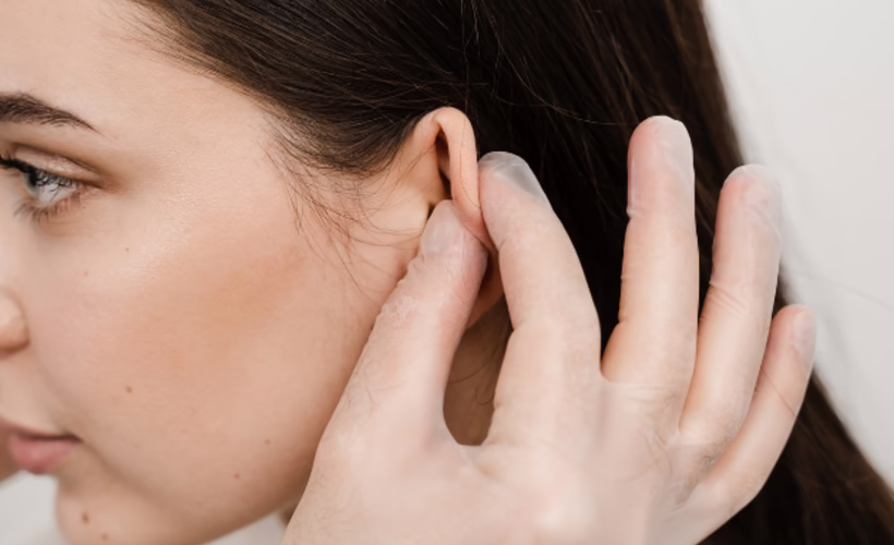 Evaluación auricular en consulta de otoplastia — Dr. Hermes Gamba