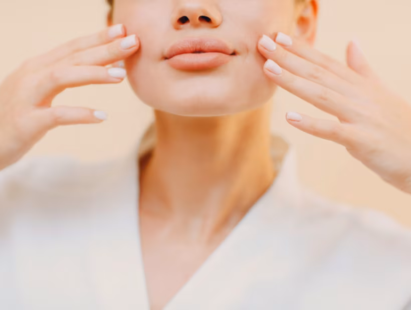 Evaluación táctil de la piel del rostro para determinar si el botox aún es suficiente o ya se necesita cirugía — Dr. Hermes Gamba