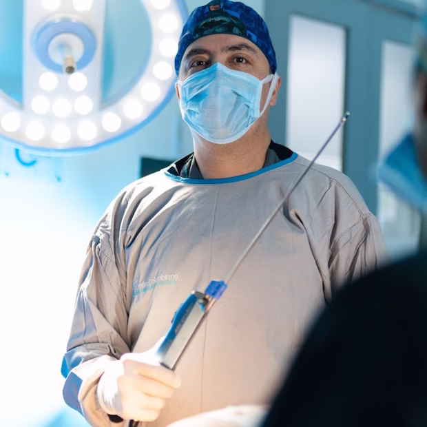 Dr. Hermes Gamba cirujano lipoescultura Colombia