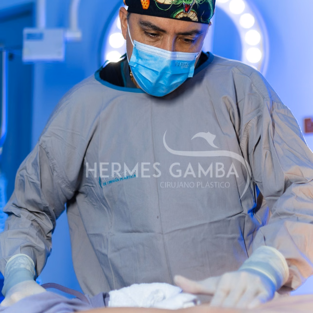 Dr. Hermes Gamba operando en Clínica Ardila Lülle, Bucaramanga