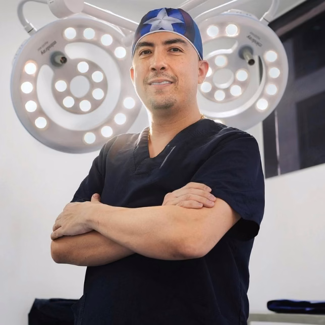 Dr. Hermes Gamba acompañando la recuperación de mommy makeover semana 3-4 en Bogotá